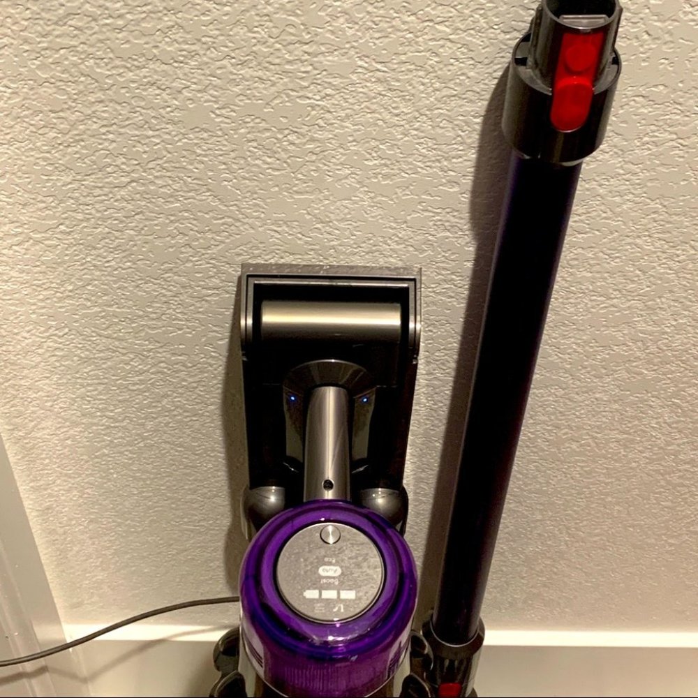 V10 Dyson Animal Cordless Vacuum Purple /Grey - Picture 7 of 11